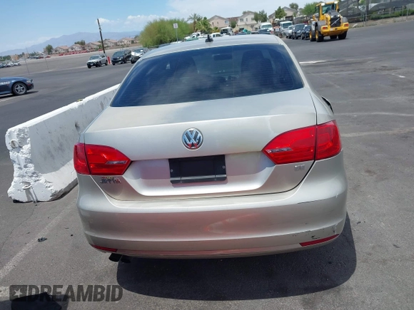 2014 Volkswagen Jetta SE with VIN 3VWD17AJ9EM271431, listed as a IAAI auction lot 42419304 with 143,599 mi miles and . Bid and sale history available at DreamBid. Image 13.