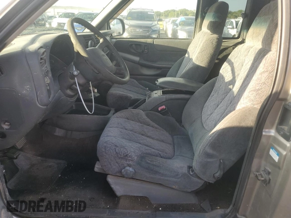 2000 GMC Sonoma SLS z VIN 1GTCS19W3Y8158978, wystawiony jako Copart lot #74180564 z przebiegiem Nie podano mil oraz Szkody całkowita. Historia ofert i sprzedaży dostępna na DreamBid. Obrazek 7.