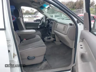 2003 Dodge 1500 ST z VIN 1D7HA18D03S241651, wystawiony jako IAAI lot #42037511 z przebiegiem 138 934 mil mil oraz . Historia ofert i sprzedaży dostępna na DreamBid. Obrazek 5.