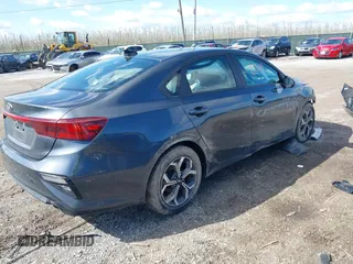 2021 Kia Forte LXS z VIN 3KPF24AD7ME266867, wystawiony jako IAAI lot #41986349 z przebiegiem 93 358 mil mil oraz . Historia ofert i sprzedaży dostępna na DreamBid. Obrazek 4.