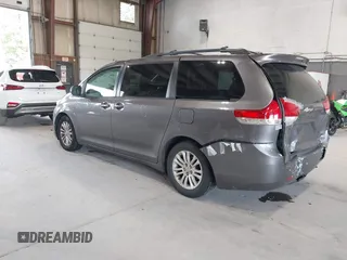 2011 Toyota Sienna XLE AAS z VIN 5TDYK3DC9BS086170, wystawiony jako IAAI lot #42596944 z przebiegiem 156 813 mil mil oraz . Historia ofert i sprzedaży dostępna na DreamBid. Obrazek 3.