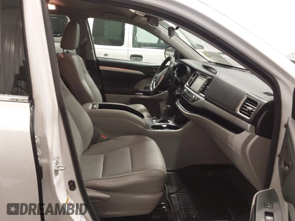 2018 Toyota Highlander LE with VIN 5TDBZRFH9JS821645, listed as a IAAI auction lot 41871971 with 98,426 mi miles and . Bid and sale history available at DreamBid. Image 5.