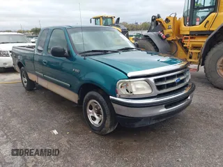 1997 Ford F-150 XL z VIN 1FTEX17LXVNC32588, wystawiony jako IAAI lot #40848063 z przebiegiem 210 113 mil mil oraz . Historia ofert i sprzedaży dostępna na DreamBid. Obrazek 1.