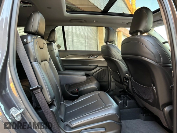 2023 Jeep Grand Cherokee Limited z VIN 1C4RJKBG4P8840711, wystawiony jako Copart lot #56185315 z przebiegiem 8 076 mil mil oraz Szkoda całkowita • Salvage title. Historia ofert i sprzedaży dostępna na DreamBid. Obrazek 9.