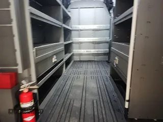 2023 Ford Transit Cargo z VIN 1FTBR1X83PKB55205, wystawiony jako IAAI lot #42569694 z przebiegiem 20 924 mil mil oraz . Historia ofert i sprzedaży dostępna na DreamBid. Obrazek 28.