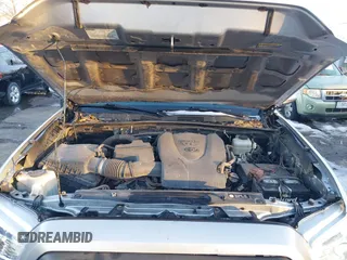 2017 Toyota Tacoma SR5 z VIN 3TMCZ5AN3HM045386, wystawiony jako IAAI lot #41330487 z przebiegiem 140 867 mil mil oraz . Historia ofert i sprzedaży dostępna na DreamBid. Obrazek 10.