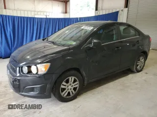 2015 Chevrolet Sonic LT z VIN 1G1JC5SH9F4164028, wystawiony jako Copart lot #58870255 z przebiegiem 140 579 mil mil oraz Czysty tytuł • Clean title. Historia ofert i sprzedaży dostępna na DreamBid. Obrazek 1.