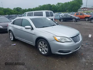 2012 Chrysler 200 Touring z VIN 1C3CCBBB1CN188649, wystawiony jako IAAI lot #42218787 z przebiegiem 153 203 mil mil oraz . Historia ofert i sprzedaży dostępna na DreamBid. Obrazek 1.