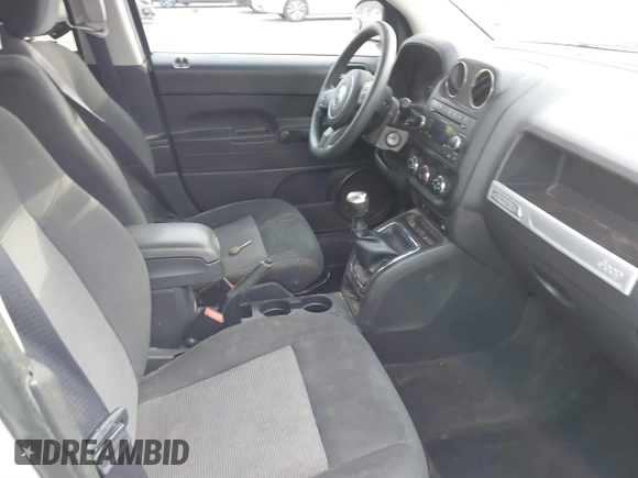 2016 Jeep Compass Sport with VIN 1C4NJDBB5GD804581, listed as a IAAI auction lot 41502976 with 196,351 mi miles and . Bid and sale history available at carsss.com. Image 5.