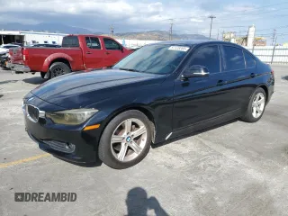 2015 BMW 3 Series 320i z VIN WBA3B1C58FK136956, wystawiony jako Copart lot #57123285 z przebiegiem 187 107 mil mil oraz Czysty tytuł • Clean title. Historia ofert i sprzedaży dostępna na DreamBid. Obrazek 1.