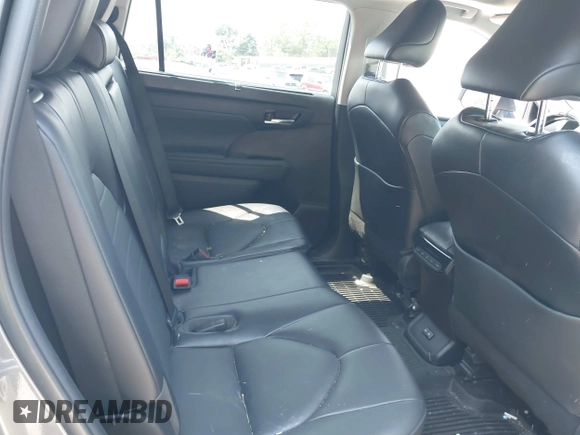 2022 Toyota Highlander XLE with VIN 5TDGZRBH6NS573548, listed as a IAAI auction lot 42398936 with 60,415 mi miles and . Bid and sale history available at DreamBid. Image 8.