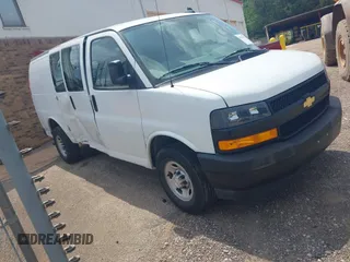 2023 Chevrolet Express Cargo z VIN 1GCWGAFP8P1259579, wystawiony jako IAAI lot #42040508 z przebiegiem 25 681 mil mil oraz . Historia ofert i sprzedaży dostępna na DreamBid. Obrazek 1.