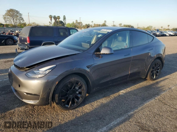 2022 Tesla Model Y Long Range z VIN 7SAYGAEE9NF366382, wystawiony jako Copart lot #52179515 z przebiegiem 41 654 mil mil oraz Szkoda całkowita • Salvage title. Historia ofert i sprzedaży dostępna na DreamBid. Obrazek 1.