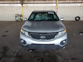 2013 Kia Sorento LX z VIN 5XYKT4A65DG333708, wystawiony jako Copart lot #59422375 z przebiegiem 118 326 mil mil oraz Czysty tytuł • Clean title. Historia ofert i sprzedaży dostępna na DreamBid. Obrazek 5.