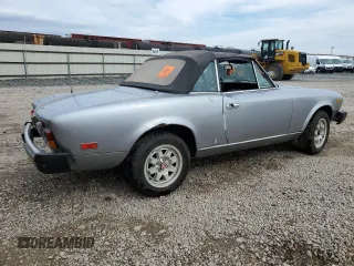 1980 FIAT 124 Spider z VIN 124CS000167543, wystawiony jako Copart lot #53031904 z przebiegiem 60 115 mil mil oraz Nie do naprawy • Non repairable. Historia ofert i sprzedaży dostępna na DreamBid. Obrazek 3.