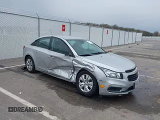 2015 Chevrolet Cruze LS z VIN 1G1PA5SH0F7144510, wystawiony jako IAAI lot #41997733 z przebiegiem 135 109 mil mil oraz . Historia ofert i sprzedaży dostępna na DreamBid. Obrazek 1.