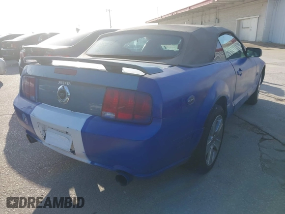 2006 Ford Mustang GT Deluxe z VIN 1ZVHT85H865217375, wystawiony jako IAAI lot #42770588 z przebiegiem Nie podano mil oraz . Historia ofert i sprzedaży dostępna na DreamBid. Obrazek 4.