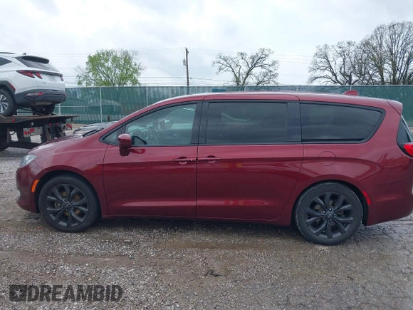 2020 Chrysler Pacifica Touring with VIN 2C4RC1FG2LR126671, listed as a IAAI auction lot 41922148 with 91,154 mi miles and . Bid and sale history available at DreamBid. Image 14.