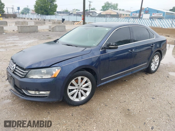 2013 Volkswagen Passat SEL Premium z VIN 1VWCH7A37DC056381, wystawiony jako IAAI lot #42426144 z przebiegiem 261 626 mil mil oraz . Historia ofert i sprzedaży dostępna na DreamBid. Obrazek 2.