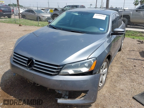 2013 Volkswagen Passat SE z VIN 1VWBH7A32DC011750, wystawiony jako IAAI lot #42199020 z przebiegiem 155 806 mil mil oraz . Historia ofert i sprzedaży dostępna na DreamBid. Obrazek 2.