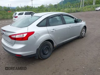 2013 Ford Focus SE z VIN 1FADP3F25DL113699, wystawiony jako IAAI lot #42308712 z przebiegiem 137 312 mil mil oraz . Historia ofert i sprzedaży dostępna na DreamBid. Obrazek 4.