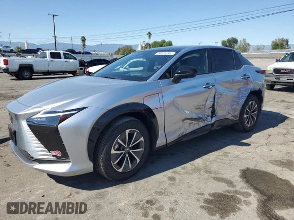 2024 Lexus RZ 300e Premium z VIN JTJABABB6RA002164, wystawiony jako Copart lot #56575245 z przebiegiem 11 687 mil mil oraz Szkoda całkowita • Salvage title. Historia ofert i sprzedaży dostępna na DreamBid. Obrazek 1.
