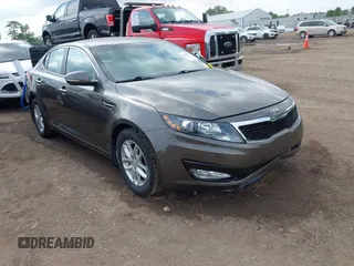 2013 Kia Optima LX z VIN 5XXGM4A7XDG253871, wystawiony jako IAAI lot #42357838 z przebiegiem 122 229 mil mil oraz . Historia ofert i sprzedaży dostępna na DreamBid. Obrazek 1.