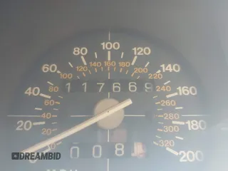 1985 Maserati Quattroporte z VIN ZAMBC1103FA305124, wystawiony jako IAAI lot #42164927 z przebiegiem 117 000 mil mil oraz . Historia ofert i sprzedaży dostępna na DreamBid. Obrazek 7.