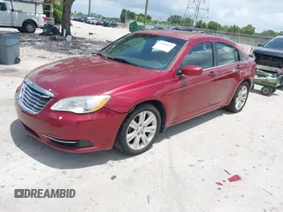 2013 Chrysler 200 LX z VIN 1C3CCBAB6DN762200, wystawiony jako IAAI lot #42458021 z przebiegiem 143 241 mil mil oraz . Historia ofert i sprzedaży dostępna na DreamBid. Obrazek 2.