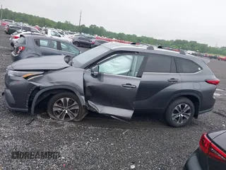 2021 Toyota Highlander XLE with VIN 5TDGZRBH3MS077976, listed as a IAAI auction lot 42265085 with 60,828 mi miles and . Bid and sale history available at DreamBid. Image 14.