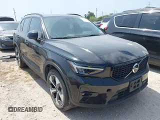 2023 Volvo XC40 Plus Dark Theme с VIN YV4L12UW1P2049935, выставлен на аукционе IAAI как лот 41945673 с пробегом 23 535 миль миль и . История ставок и продаж доступна на DreamBid. Изображение 1.