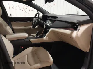 2019 Cadillac XT5 Premium Luxury AWD z VIN 1GYKNFRSXKZ189590, wystawiony jako IAAI lot #41316561 z przebiegiem 98 755 mil mil oraz . Historia ofert i sprzedaży dostępna na DreamBid. Obrazek 5.