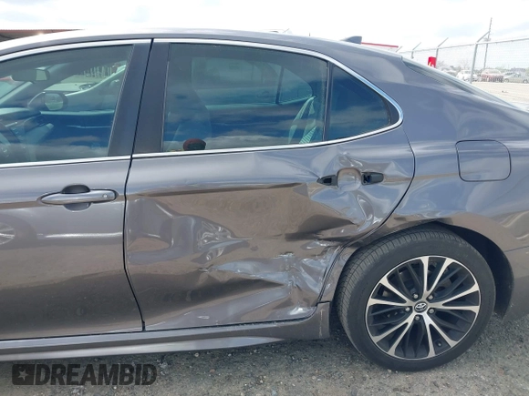2020 Toyota Camry SE z VIN 4T1G11AK8LU335338, wystawiony jako IAAI lot #41908752 z przebiegiem 75 825 mil mil oraz . Historia ofert i sprzedaży dostępna na DreamBid. Obrazek 6.