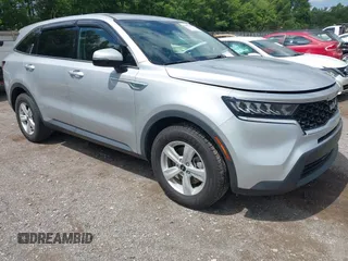 2022 Kia Sorento LX z VIN 5XYRG4LC0NG105980, wystawiony jako IAAI lot #42318662 z przebiegiem 59 234 mil mil oraz . Historia ofert i sprzedaży dostępna na DreamBid. Obrazek 1.