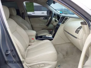 2014 Infiniti QX70 z VIN JN8CS1MU3EM451745, wystawiony jako IAAI lot #42203922 z przebiegiem 144 990 mil mil oraz . Historia ofert i sprzedaży dostępna na DreamBid. Obrazek 5.