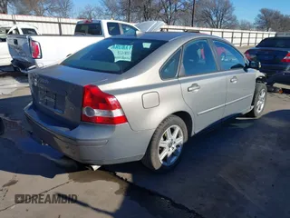 2005 Volvo S40 with VIN YV1MS682352101690, listed as a IAAI auction lot 41381539 with 104,494 mi miles. Bid and sale history available at carsss.com. Image 4.