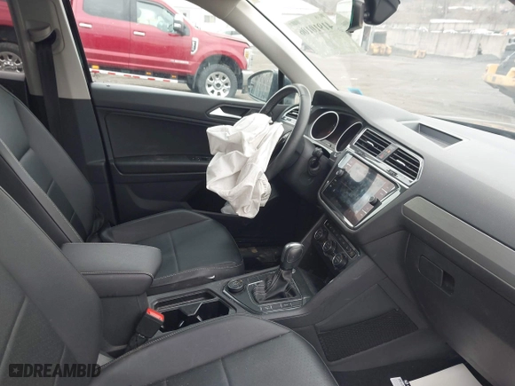 2021 Volkswagen Tiguan SE with VIN 3VV2B7AX0MM049291, listed as a IAAI auction lot 41910106 with 68,468 mi miles. Bid and sale history available at carsss.com. Image 5.