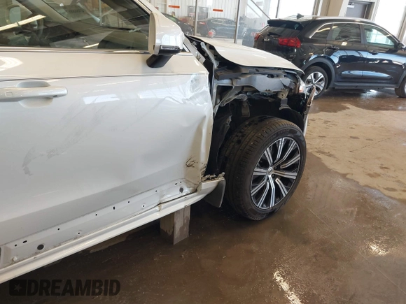 2022 Volvo XC90 Momentum with VIN YV4102PK8N1783915, listed as a IAAI auction lot 41668867 with 72,756 mi miles. Bid and sale history available at carsss.com. Image 6.