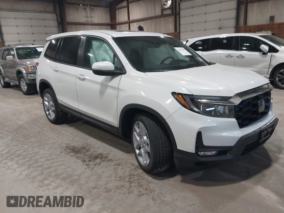 2025 Honda Passport EX-L z VIN 5FNYF8H5XSB017943, wystawiony jako IAAI lot #42027857 z przebiegiem 1 822 mil mil oraz . Historia ofert i sprzedaży dostępna na DreamBid. Obrazek 1.