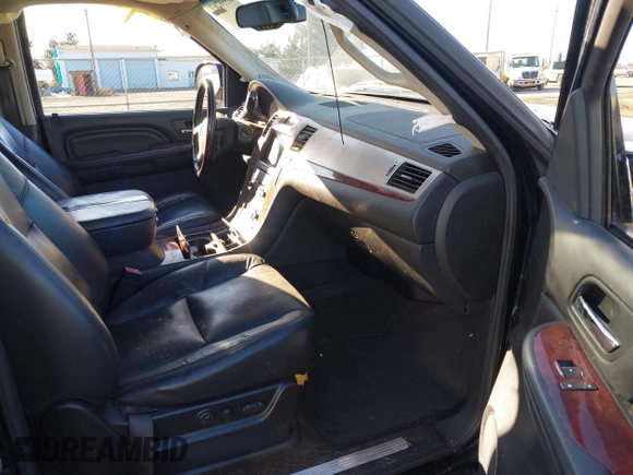 2008 Cadillac Escalade ESV z VIN 1GYFK66868R233774, wystawiony jako IAAI lot #41558263 z przebiegiem Nie podano mil oraz . Historia ofert i sprzedaży dostępna na DreamBid. Obrazek 5.