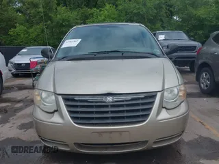 2005 Chrysler Town & Country Touring z VIN 2C8GP54L25R491310, wystawiony jako IAAI lot #42363567 z przebiegiem 203 608 mil mil oraz . Historia ofert i sprzedaży dostępna na DreamBid. Obrazek 6.