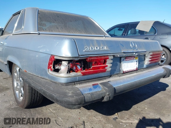 1985 Mercedes-Benz 380 z VIN WDBBA45C6FA020254, wystawiony jako IAAI lot #41254573 z przebiegiem 74 344 mil mil oraz . Historia ofert i sprzedaży dostępna na DreamBid. Obrazek 6.