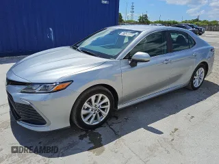 2024 Toyota Camry LE z VIN 4T1C11AK7RU852217, wystawiony jako Copart lot #57436885 z przebiegiem 45 828 mil mil oraz Tytuł czysty. Historia ofert i sprzedaży dostępna na DreamBid. Obrazek 1.