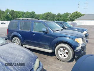 2006 Nissan Pathfinder SE z VIN 5N1AR18U76C638191, wystawiony jako IAAI lot #42365117 z przebiegiem 237 723 mil mil oraz . Historia ofert i sprzedaży dostępna na DreamBid. Obrazek 1.