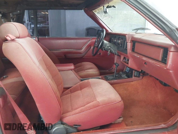 1986 Ford Mustang z VIN 1FABP2738GF131495, wystawiony jako IAAI lot #42437401 z przebiegiem 6 322 mil mil oraz . Historia ofert i sprzedaży dostępna na DreamBid. Obrazek 5.
