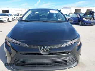 2025 Toyota Corolla LE z VIN 5YFB4MDEXSP261655, wystawiony jako IAAI lot #41429161 z przebiegiem 9 872 mil mil oraz . Historia ofert i sprzedaży dostępna na DreamBid. Obrazek 13.
