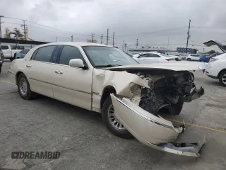 2002 Lincoln Town Car Ultimate L z VIN 1LNHM85W22Y630959, wystawiony jako Copart lot #55853945 z przebiegiem 45 622 mil mil oraz Szkoda całkowita • Salvage title. Historia ofert i sprzedaży dostępna na DreamBid. Obrazek 4.