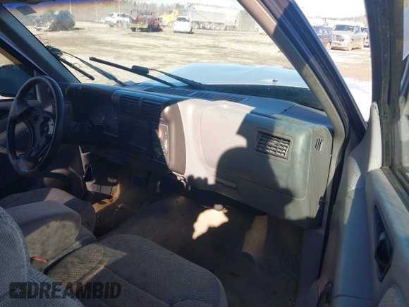 1994 Chevrolet S-10 LS with VIN 1GCCS19ZXR8233932, listed as a IAAI auction lot 41072044 with 171,666 mi miles. Bid and sale history available at carsss.com. Image 5.