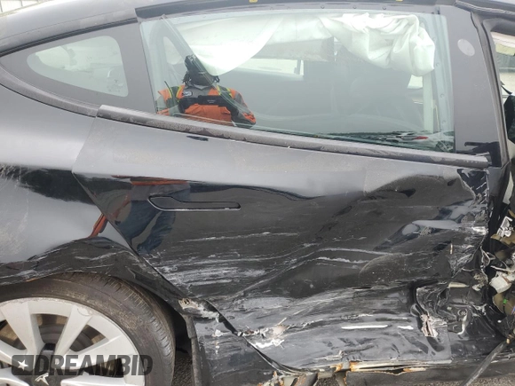 2022 Tesla Model 3 z VIN 5YJ3E1EA9NF285649, wystawiony jako Copart lot #59193635 z przebiegiem Nie podano mil oraz Szkoda całkowita • Salvage title. Historia ofert i sprzedaży dostępna na DreamBid. Obrazek 10.