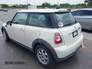 2012 MINI Hardtop z VIN WMWSU3C58CT542971, wystawiony jako IAAI lot #42421874 z przebiegiem 150 922 mil mil oraz . Historia ofert i sprzedaży dostępna na DreamBid. Obrazek 3.